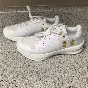 gold and white under armour shoes